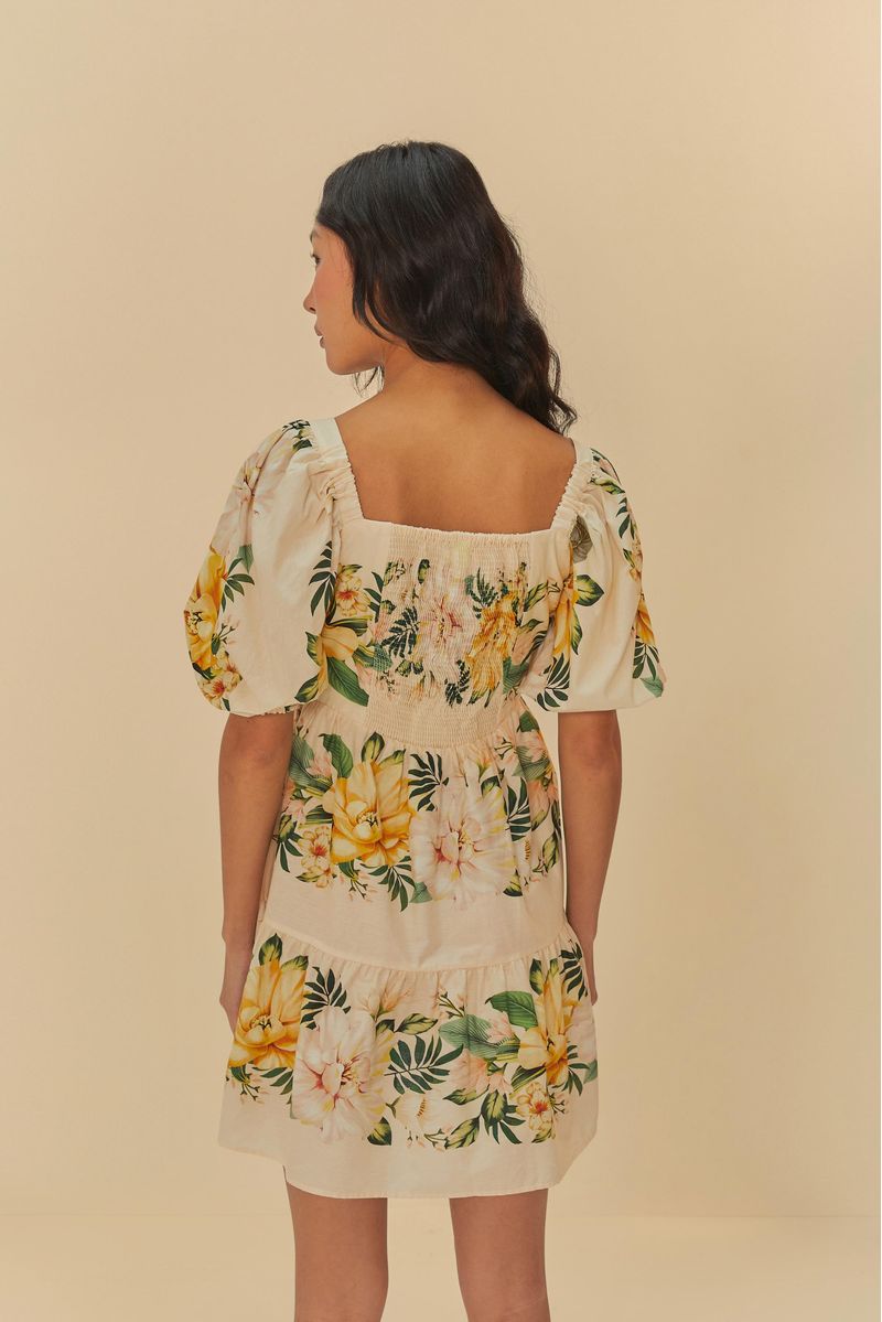 Vista lateral del Vestido Corto Floral Camille mostrando la silueta ajustada.