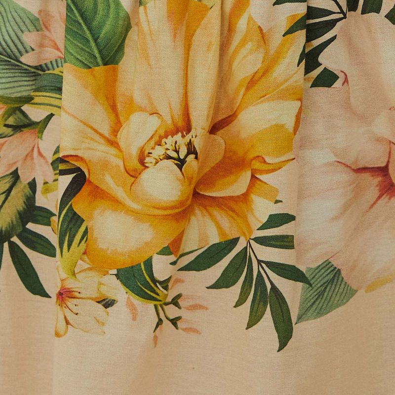 Acercamiento al estampado floral tropical del Vestido Corto Floral Camille.