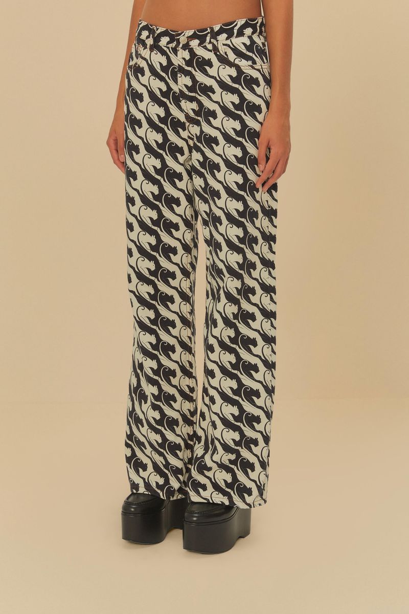 Vista trasera del pantalón recto de sarga con estampado de panteras.