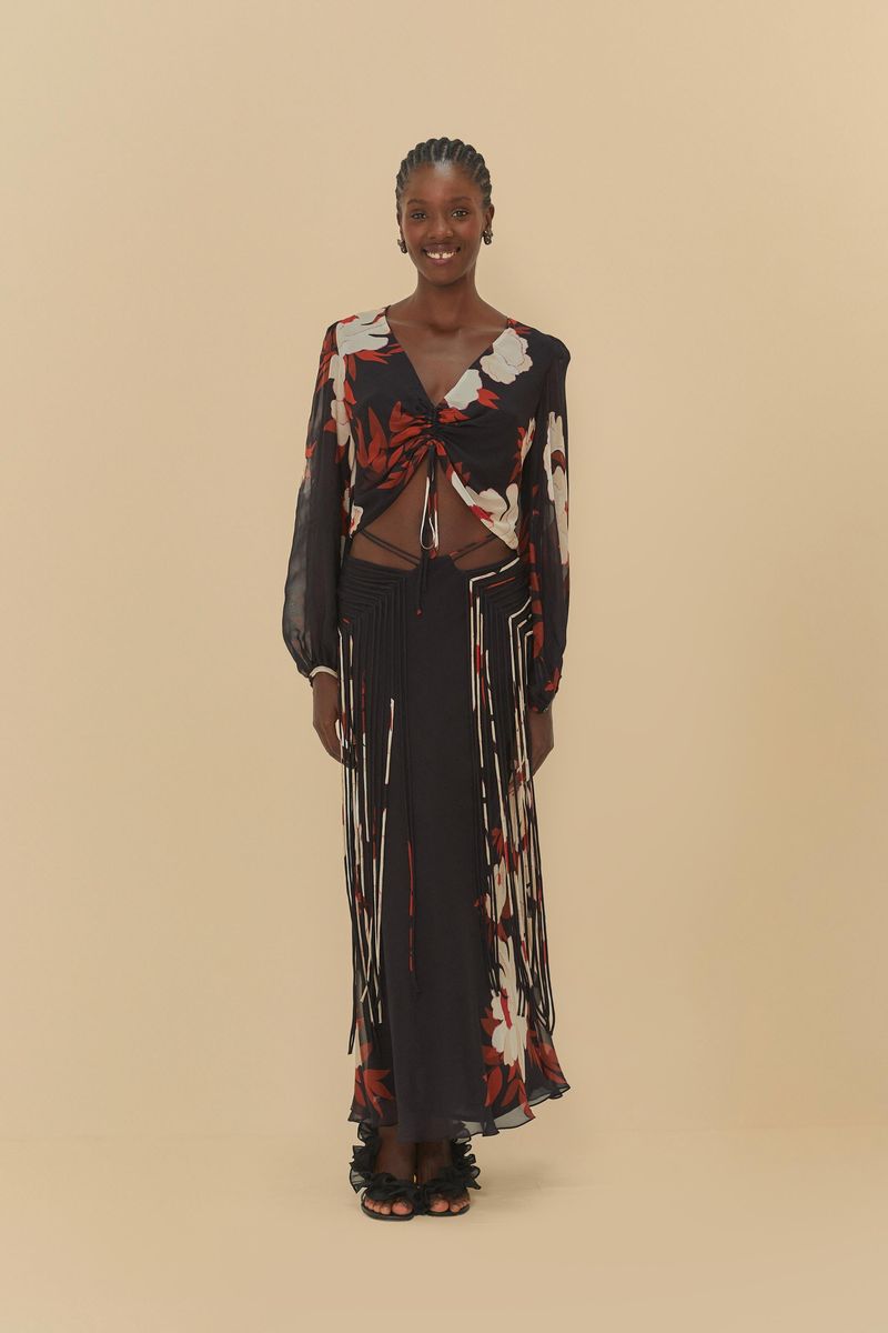 Modelo-usando-falda-midi-negra-con-estampado-floral-y-fleco-vista-frontal.
