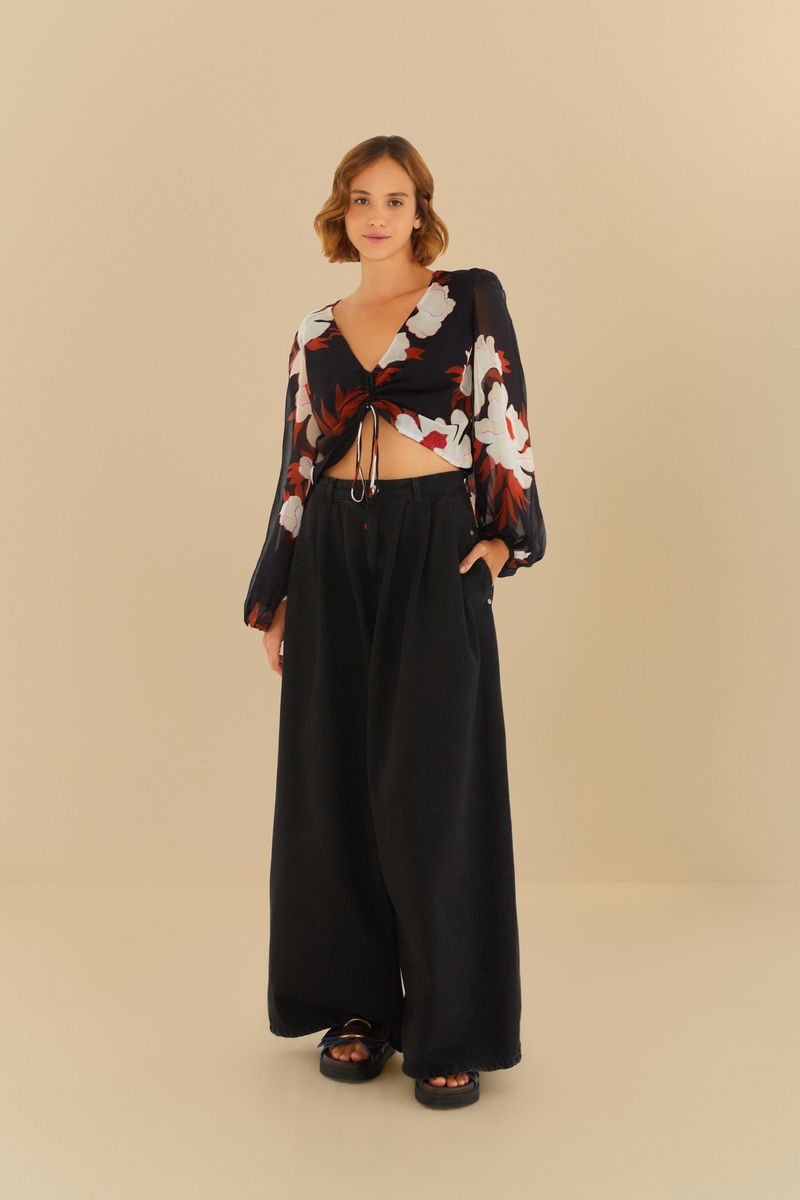 Vista completa de la Blusa ML Peonia Negro con mangas abullonadas y estampado floral.