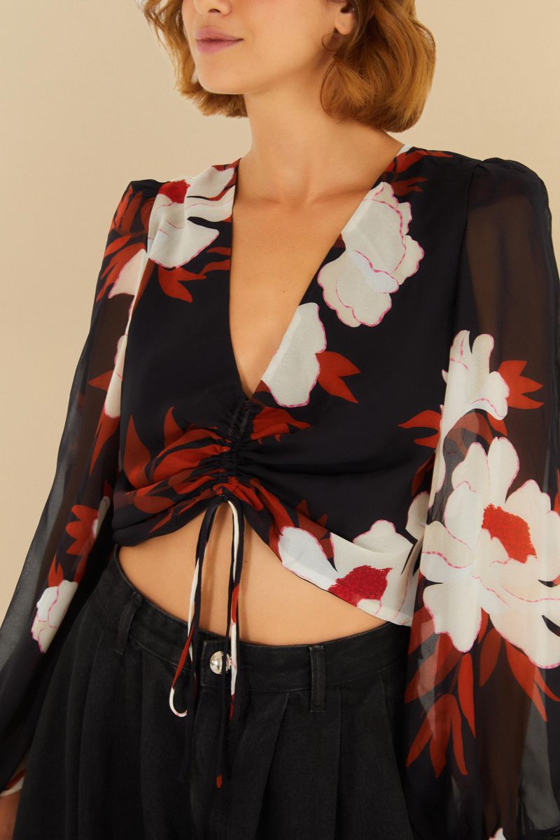 Detalle del escote en V y estampado floral de la Blusa ML Peonia Negro.