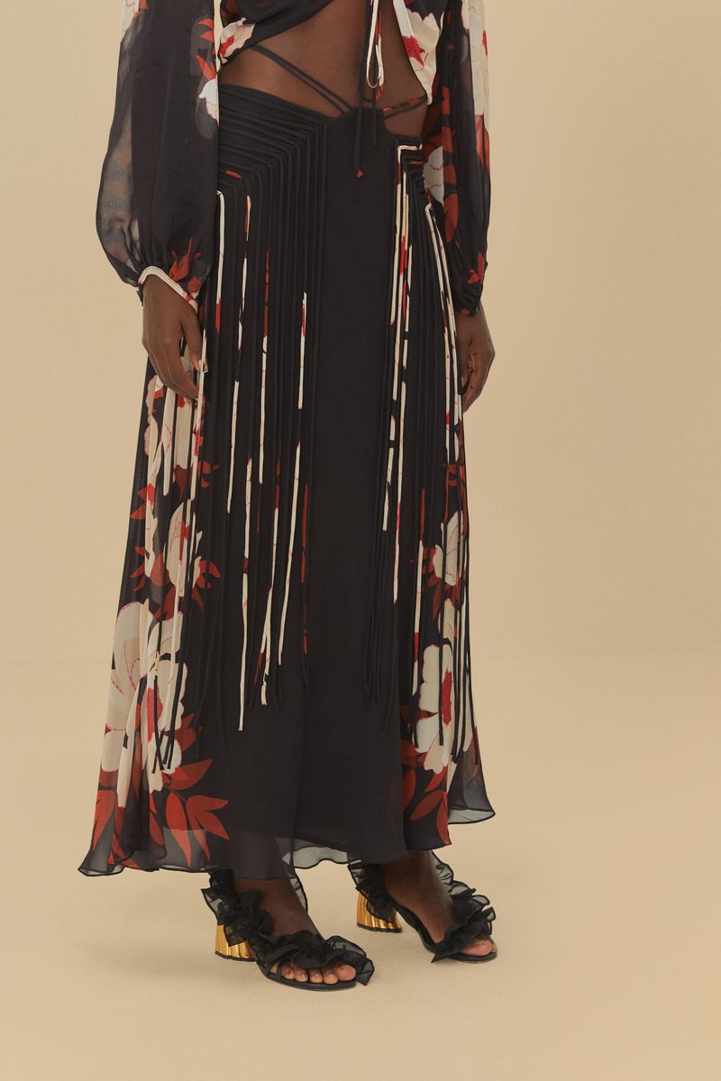 Vista-lateral-de-la-falda-midi-negra-con-fleco-y-estampado-floral.