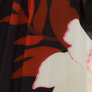 Vestido-largo-con-estampado-floral-sobre-fondo-negro-modelo-de-un-solo-hombro-mostrado-en-pose-trasera-completa.
