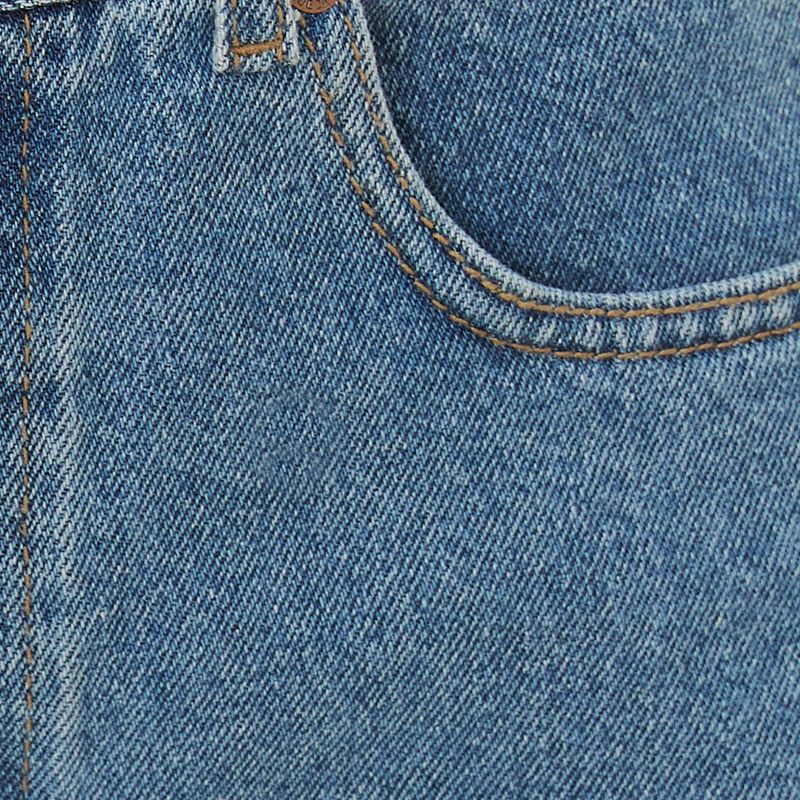 Detalle-de-la-tela-del-short-de-mezclilla-curvo-desgastado-mostrando-la-textura-del-denim.