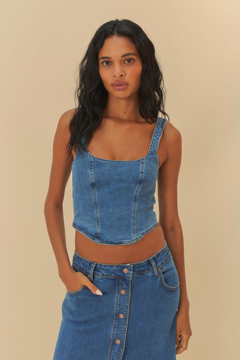 Camiseta jean corta con diseño ajustado y escote en U, vista frontal.