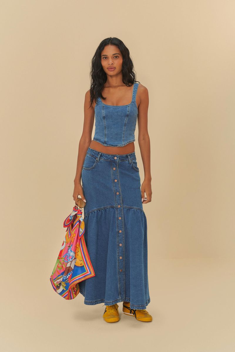 Camiseta jean corta con cierre trasero y detalle de costura, vista posterior.
