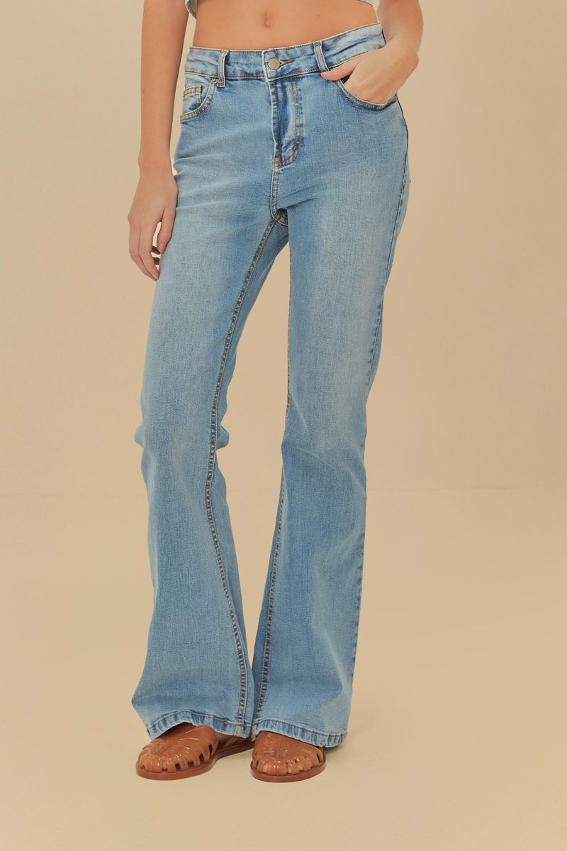 Detalle-del-pantalon-acampanado-azul-claro-que-muestra-ajuste-en-cintura-y-bolsillos.