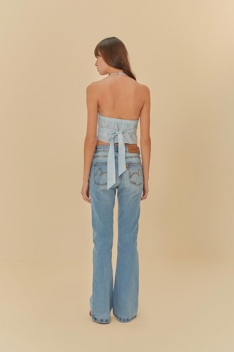Vista-trasera-del-pantalon-acampanado-azul-claro-con-top-halter-estampado.