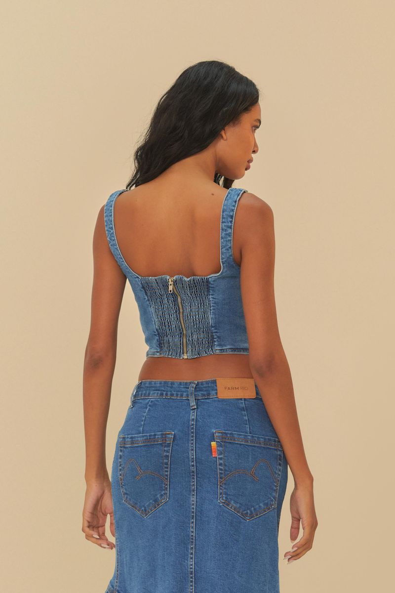 Camiseta jean corta combinada con falda larga de jean, creando un look causal.