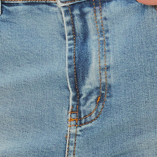 Acercamiento-del-detalle-del-bolsillo-del-pantalon-acampanado-azul-claro.