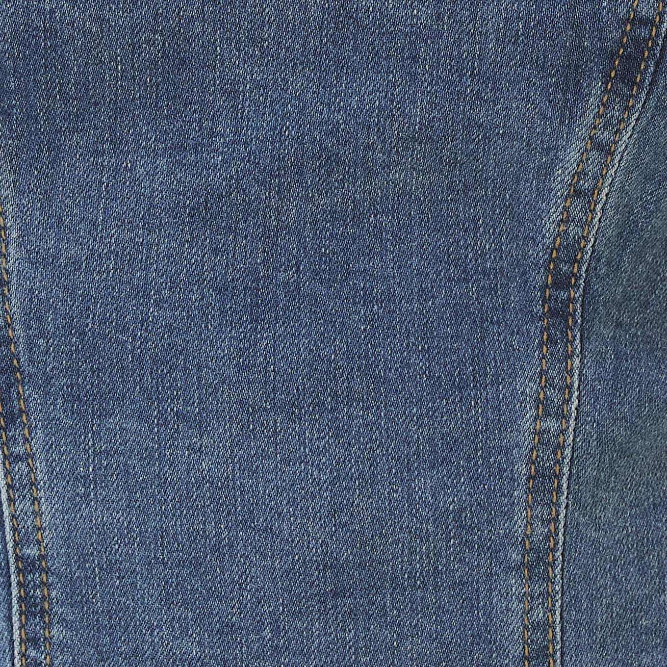 Vista lateral de la camiseta jean corta, destacando el ajuste y la caída.