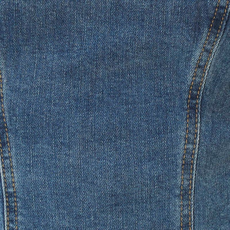 Vista lateral de la camiseta jean corta, destacando el ajuste y la caída.