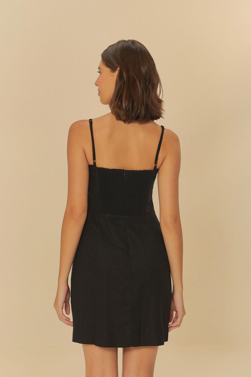 Imagen-de-un-vestido-corto-negro-con-tirantes-finos-visto-desde-atras.