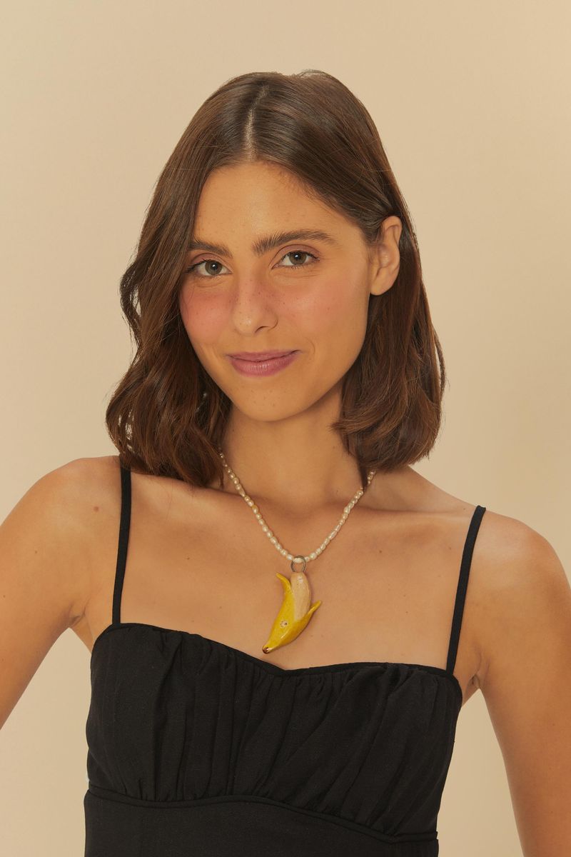 Imagen-detallada-del-escote-fruncido-del-vestido-corto-negro-con-tirantes-finos.