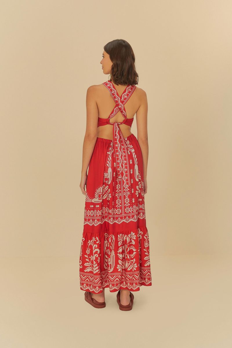 Vista trasera completa del vestido largo rojo con estampado tropical y bordado.
