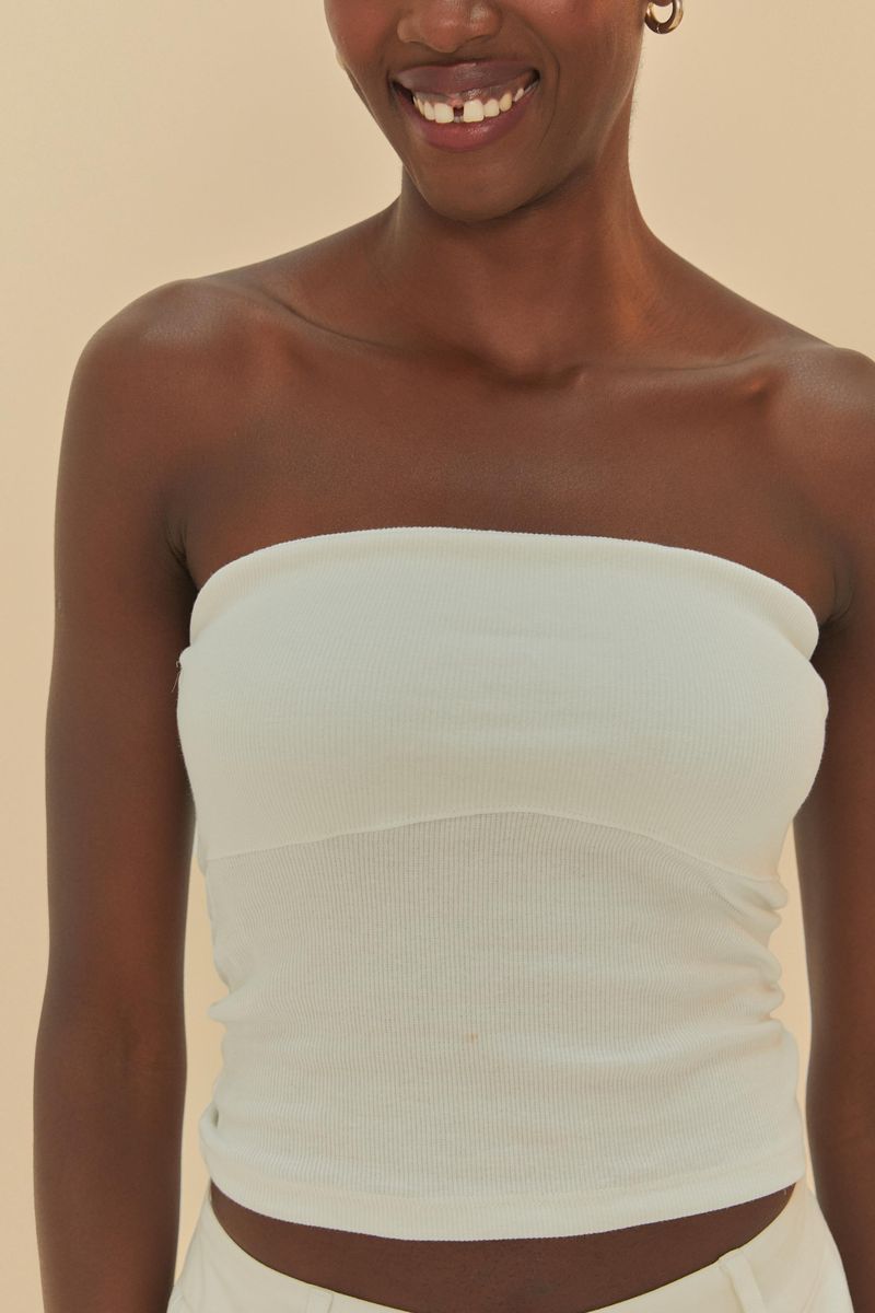 Detalle del tejido fruncido del corselet en tul blanco.