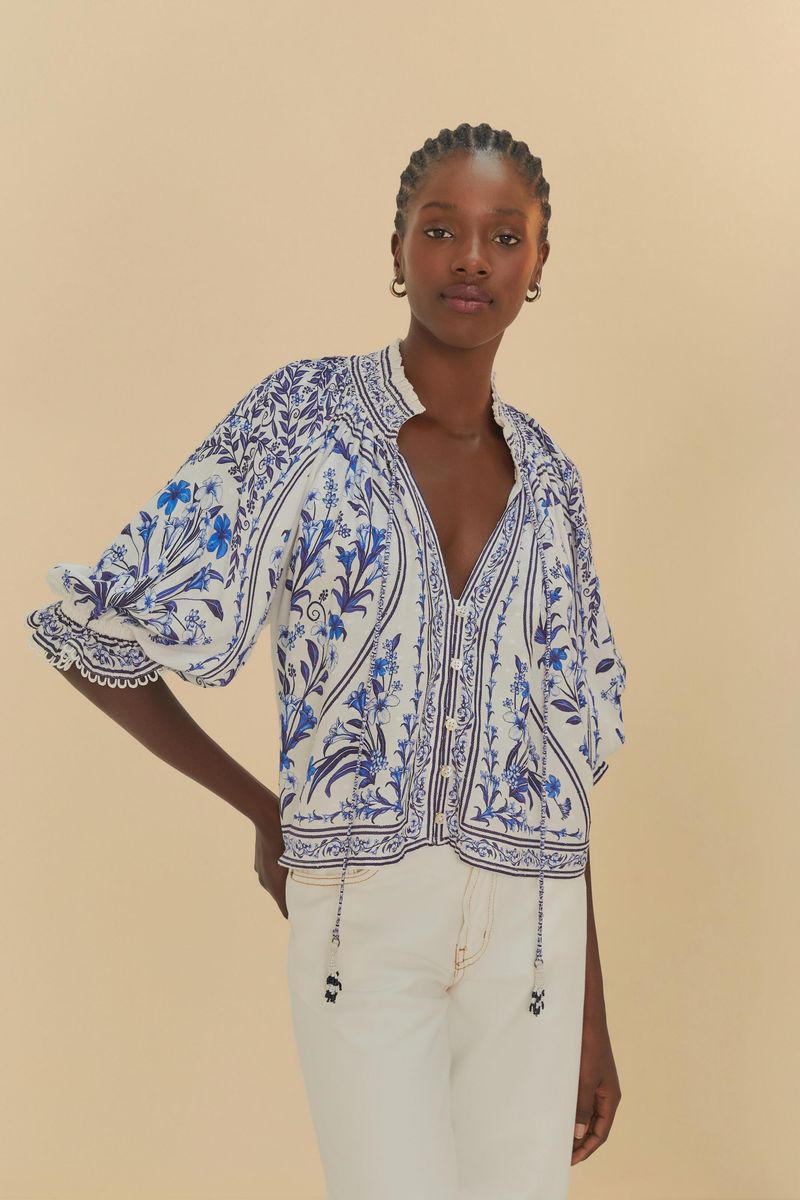 Imagen mostrando la Bata Antonia con estampado floral azul y detalles en encaje, vista frontal.