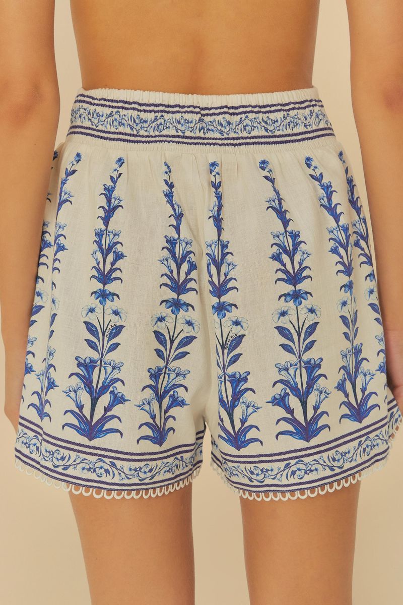 Vista trasera del pantalón corto destacando el estampado botánico y la cinturilla elástica.