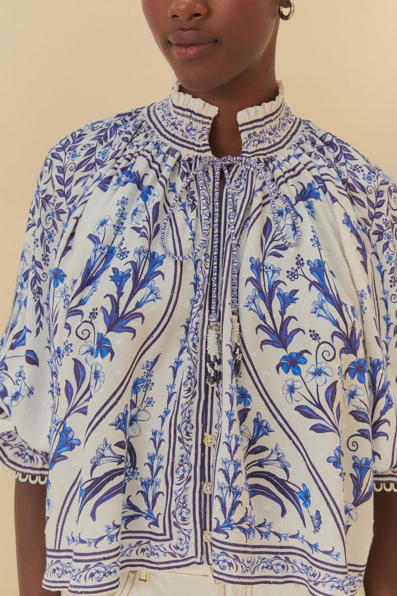 Imagen mostrando detalles del cuello alto y estampado floral de la Bata Antonia.