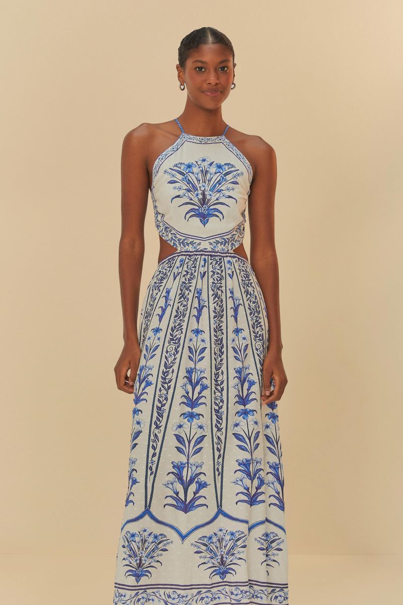 Vestido estampado con detalles florales azules, presentado en vista lateral.
