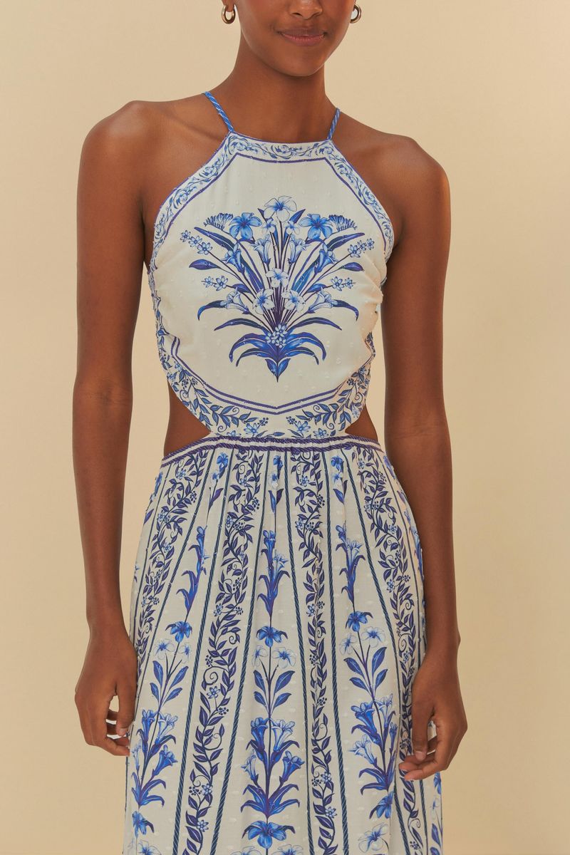 Vestido estampado con flores azules y dobladillo recto, visible en detalle de la parte inferior.