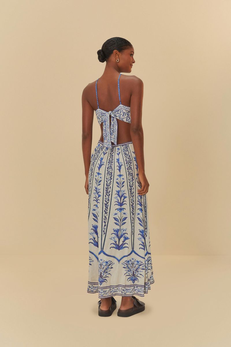 Vestido estampado con flores azules y escote halter, mostrado en detalle del corpiño.