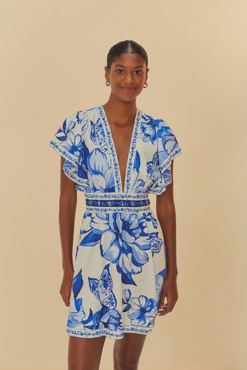 Vestido-corto-con-estampado-floral-azul-visto-de-frente-destacando-el-escote-en-V.