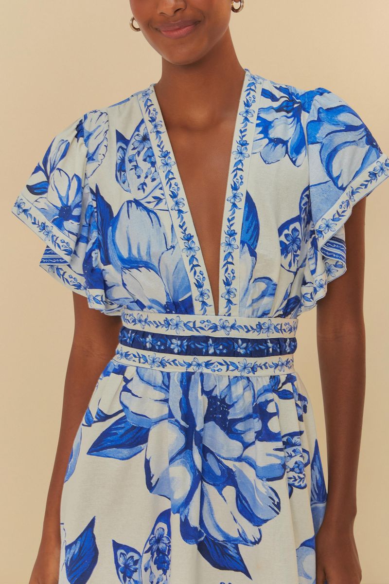 Acercamiento-al-escote-en-V-y-al-estampado-floral-azul-del-vestido.