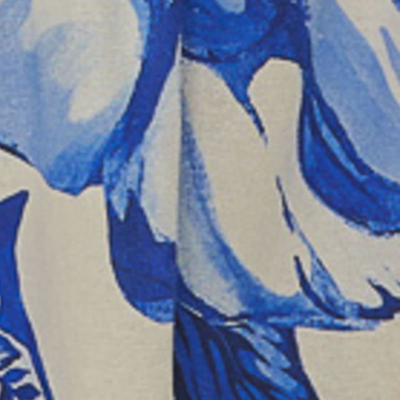 Detalle-del-estampado-floral-azul-del-vestido-destacando-las-flores-botanicas.