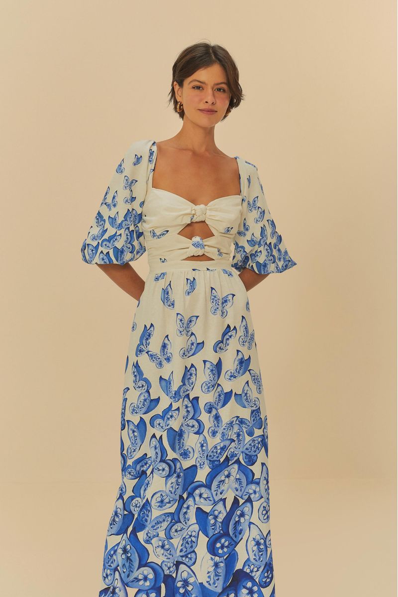 Vista-trasera-del-vestido-estampado-con-mariposas-azules-mostrando-el-detalle-de-lazo-en-la-espalda.
