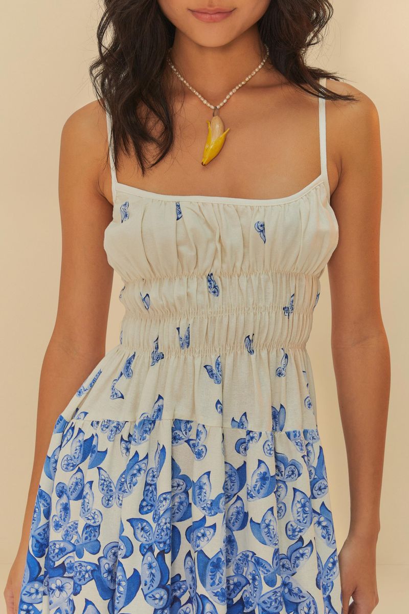 Imagen detallada del corpiño del vestido mostrando el estampado y el ajuste en la cintura.