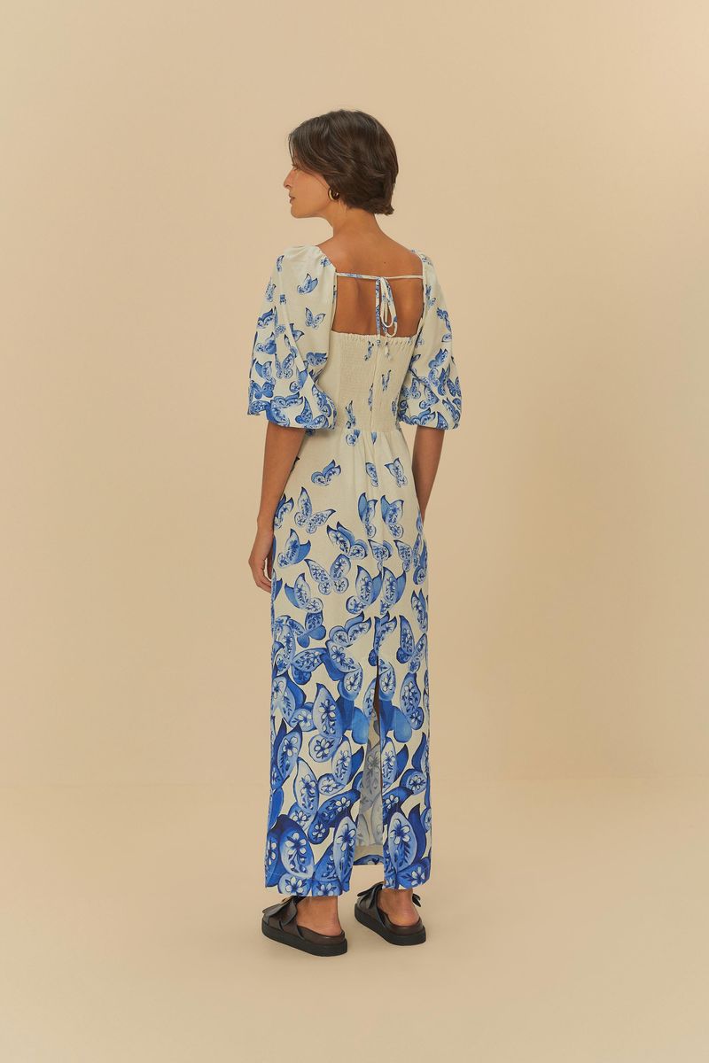 Vista-lateral-del-vestido-estampado-con-mariposas-azules-destacando-la-caida-y-las-mangas-abullonadas.