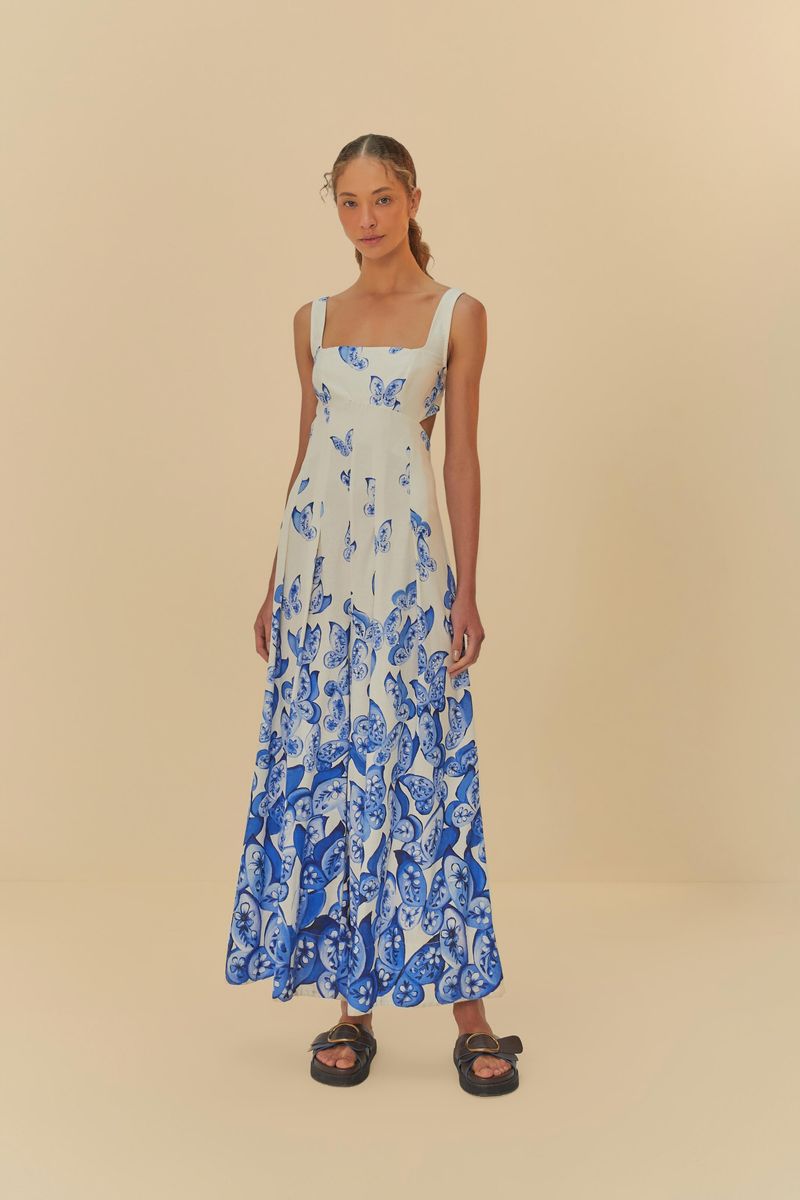 Modelo-vistiendo-macacon-estampado-con-mariposas-azules-vista-frontal.