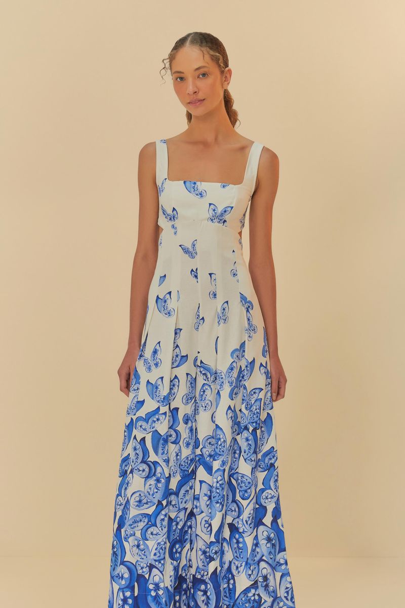 Modelo-en-pose-lateral-mostrando-el-macacon-con-estampado-de-mariposas.