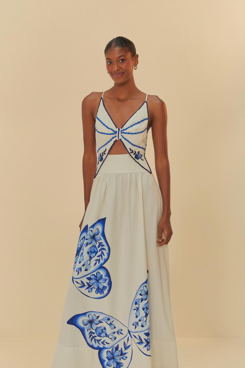 Detalle-del-bordado-de-mariposa-azul-en-la-falda-del-vestido.