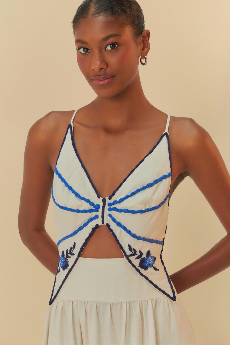 Acercamiento-del-escote-en-forma-de-mariposa-con-bordado-azul.