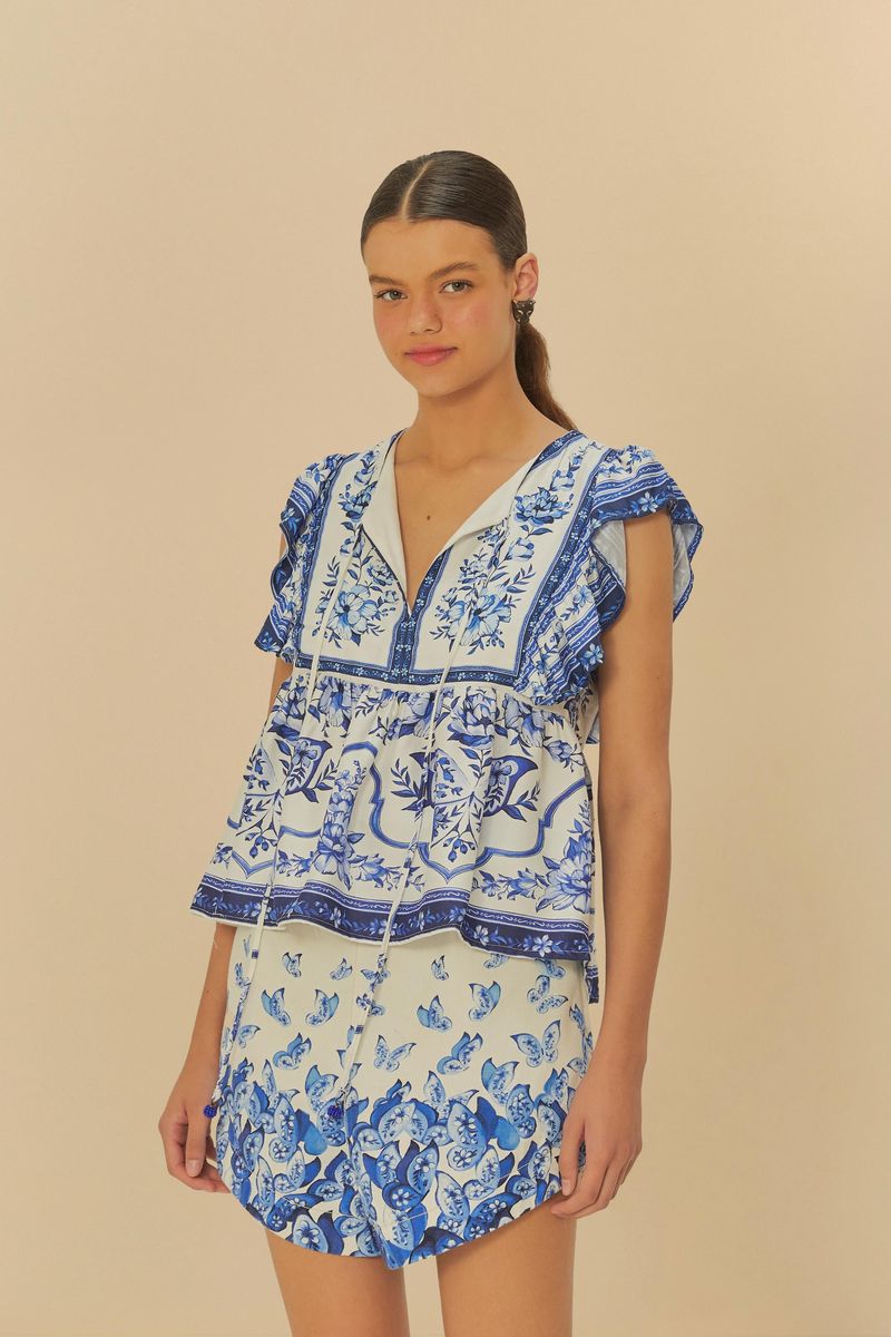 Modelo-vistiendo-vestido-bata-con-estampado-floral-azul-vista-frontal.