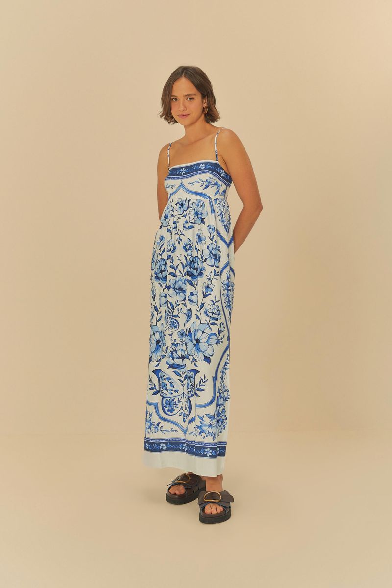 Imagen-de-una-mujer-llevando-un-vestido-largo-estampado-con-tirantes-finos-vista-lateral.