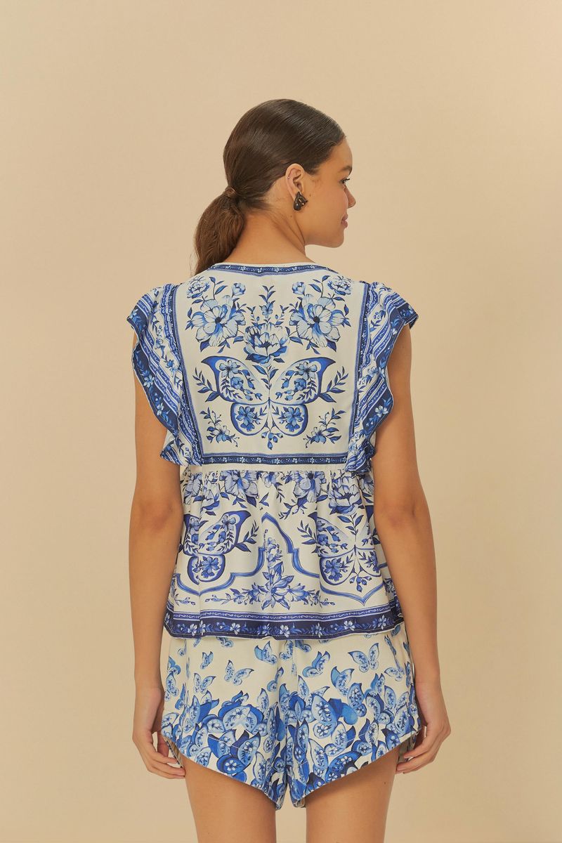 Vista trasera del vestido bata con estampado floral azul.