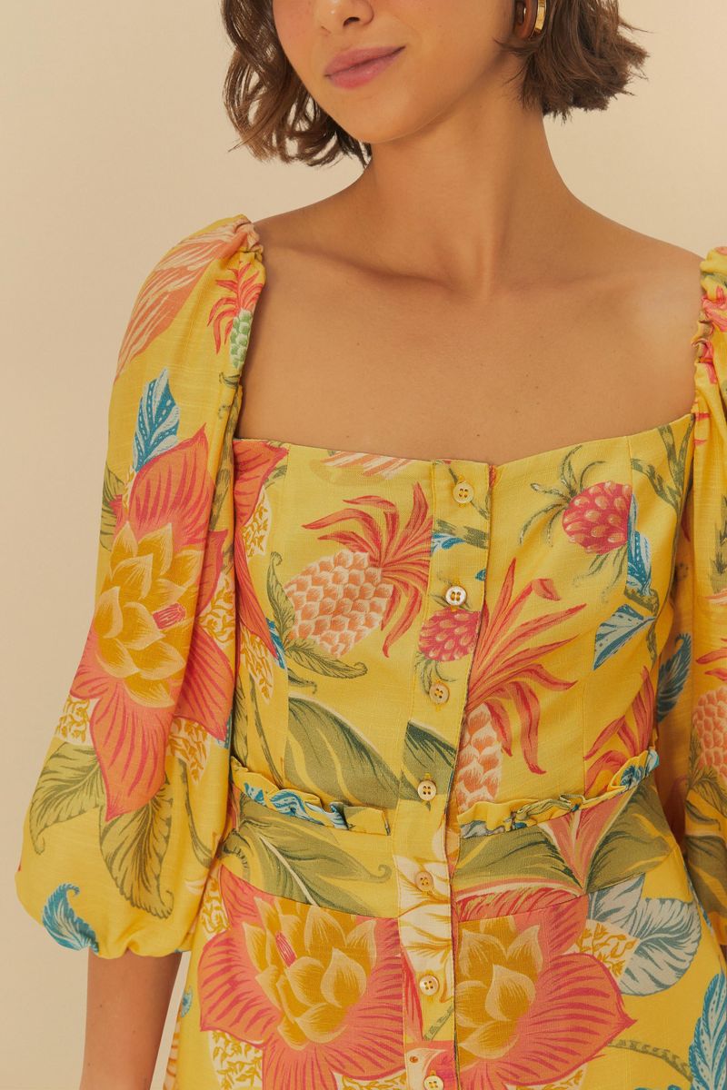 Detalle del Macaquinho Amalfi con estampado tropical, destacando la cintura ajustada y cierre con botones.