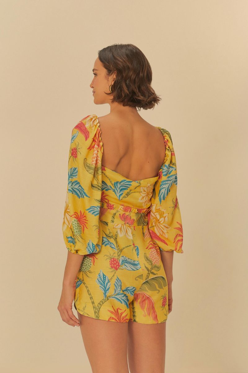 Vista trasera del Macaquinho Amalfi con estampado tropical, mostrando el diseño de la espalda y mangas largas.