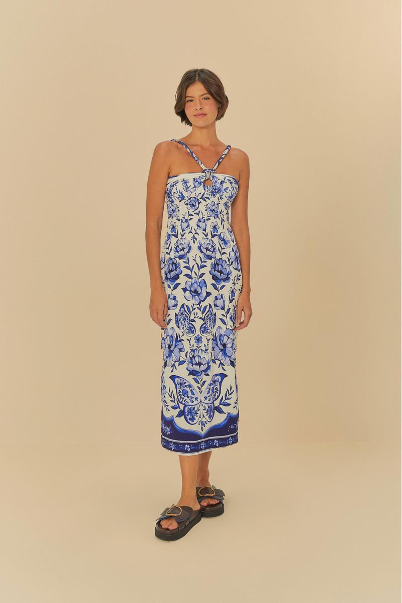 Vista-trasera-del-vestido-midi-con-estampado-floral-azul-y-blanco-mostrando-los-tirantes-cruzados-y-el-largo.