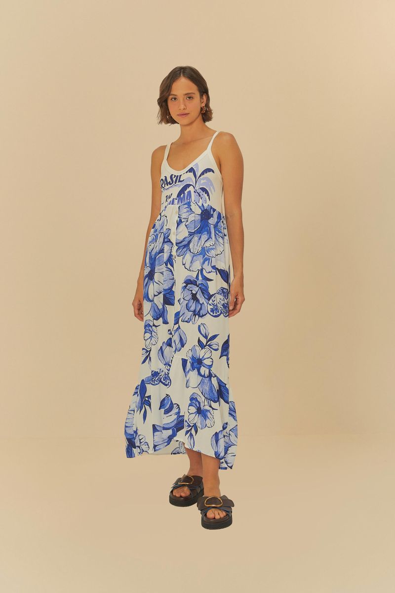 Modelo-usando-un-vestido-tipo-cropped-con-tiras-delgadas-estampado-floral-azul-con-fondo-blanco-vista-frontal.