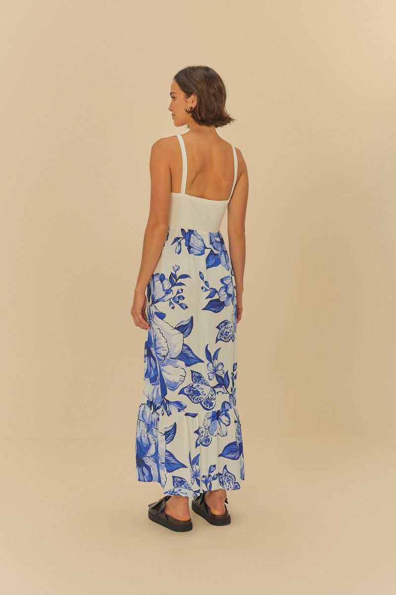 Vista-trasera-del-vestido-tipo-cropped-con-tiras-delgadas-estampado-floral-azul-con-fondo-blanco.