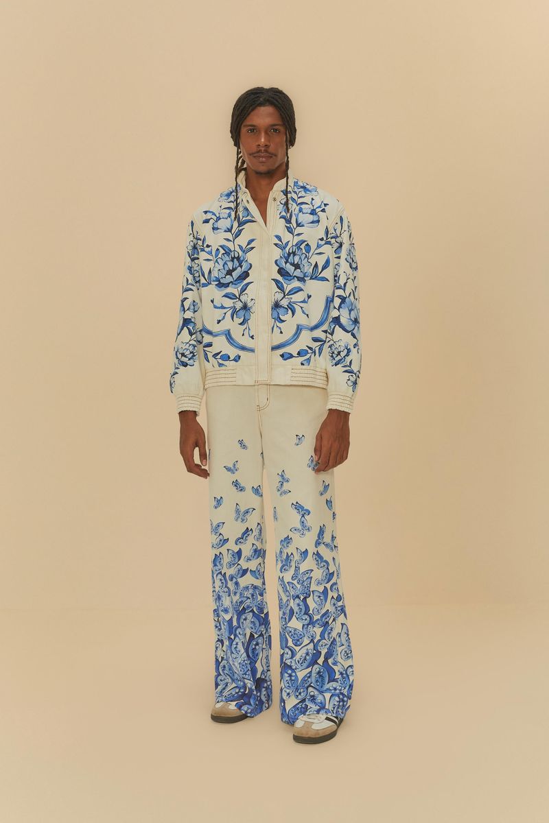 Pantalon-Wide-Sarga-Vuelo-de-Porcelana-con-estampado-floral-azul-vista-lateral.