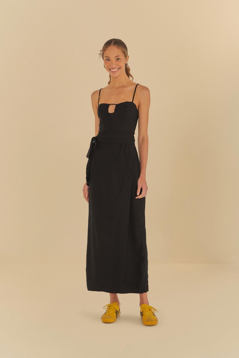 Modelo-usando-vestido-corselet-negro-con-tirantes-finos-vista-frontal.