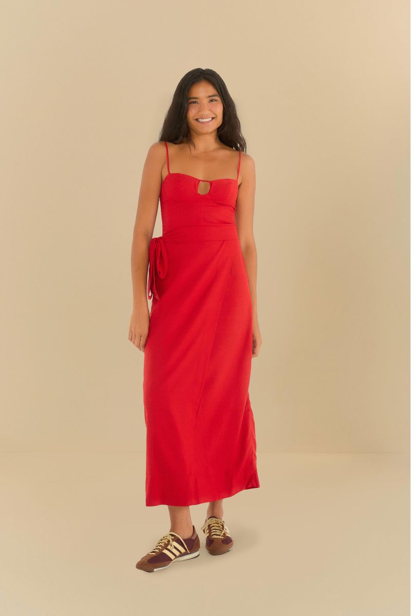Vestido rojo con tiras finas y detalle cruzado, visto de frente.