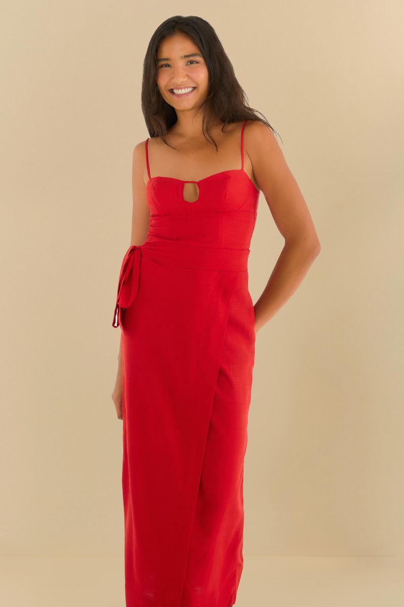 Vestido rojo con tiras finas y detalle cruzado, visto de lado.