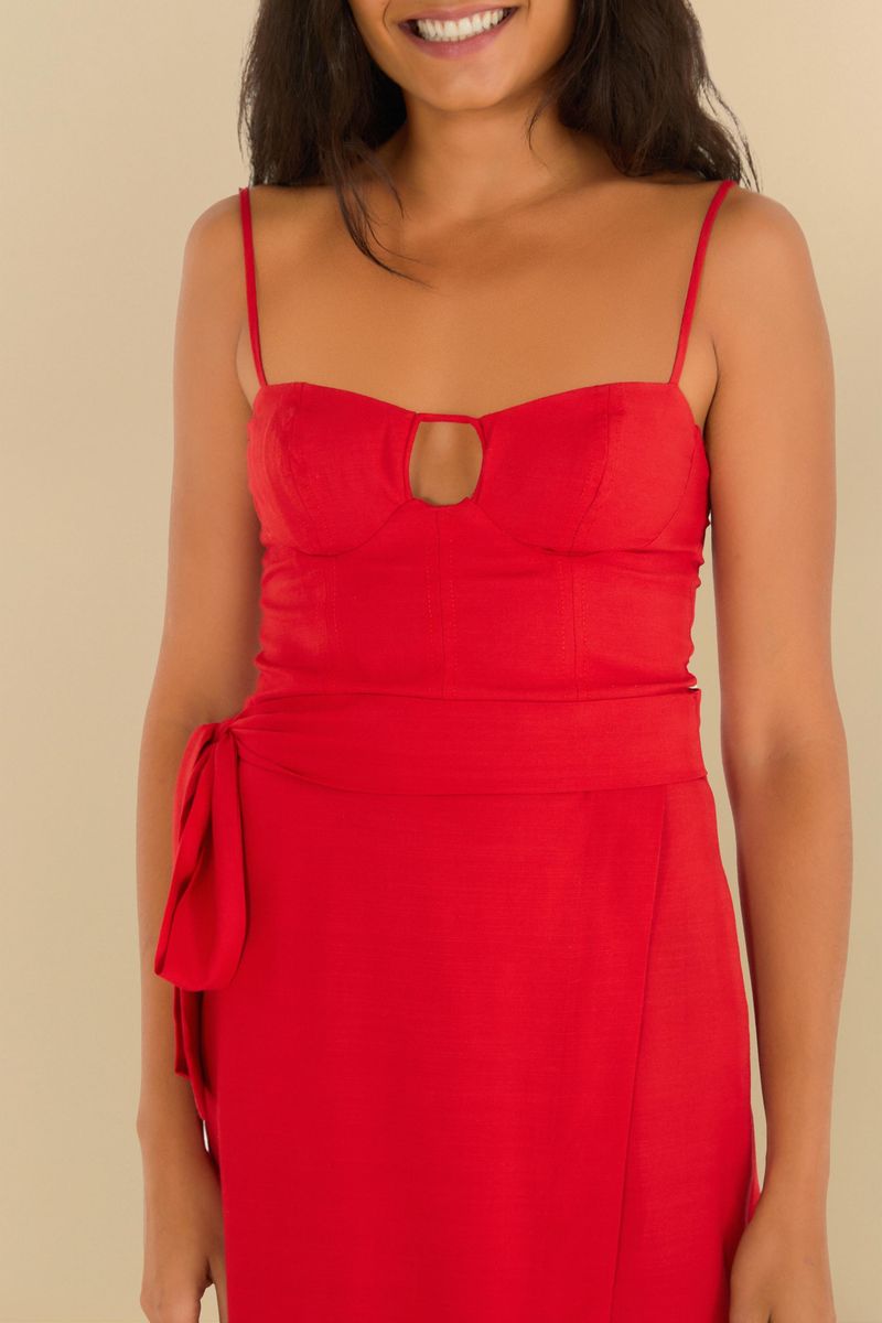 Vestido rojo con tiras finas y detalle cruzado, visto de cerca mostrando el corset.